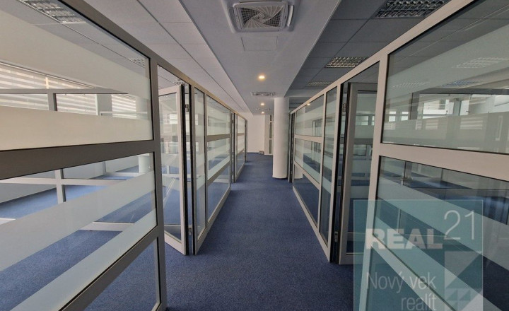 Exkluzívne u nás. Ponúkame na prenájom moderné nadštandardné administratívne priestory na Dobrovičovej ulici 8. v Bratislave. - fotografia 18