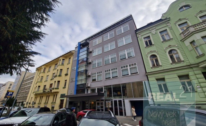 Exkluzívne u nás. Ponúkame na prenájom moderné nadštandardné administratívne priestory na Dobrovičovej ulici 8. v Bratislave.