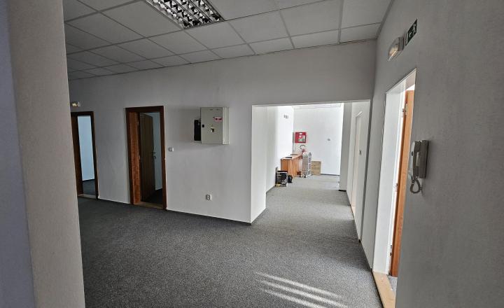 Polyfunkčná budova Považská Bystrica - fotografia 7