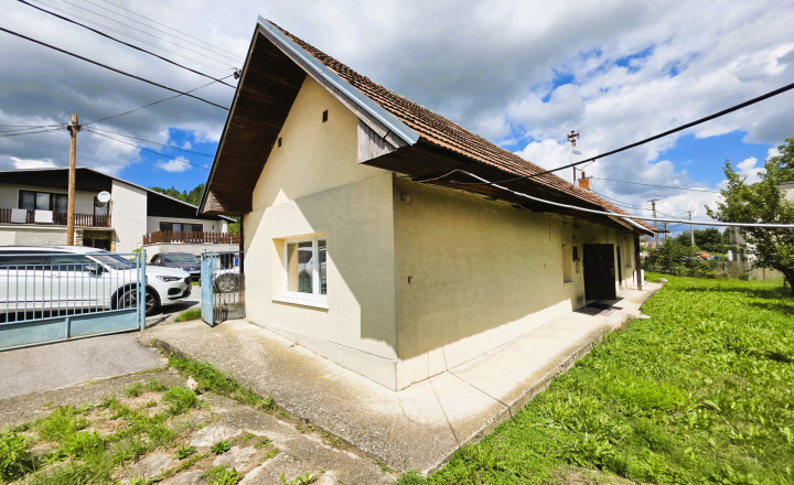 Rezervovane! Starší rodinný dom s krásnym pozemkom v Podvaží. - fotografia 2