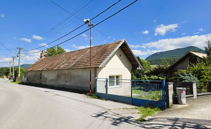Rezervovane! Starší rodinný dom s krásnym pozemkom v Podvaží. - fotografia 3
