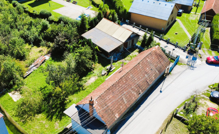 Rezervovane! Starší rodinný dom s krásnym pozemkom v Podvaží. - fotografia 9
