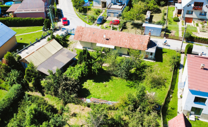 Rezervovane! Starší rodinný dom s krásnym pozemkom v Podvaží. - fotografia 1