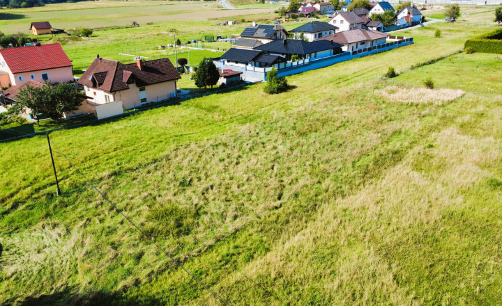 Rezervované! Krásny stavebný pozemok v obci Plevník. 1275m2. - fotografia 1