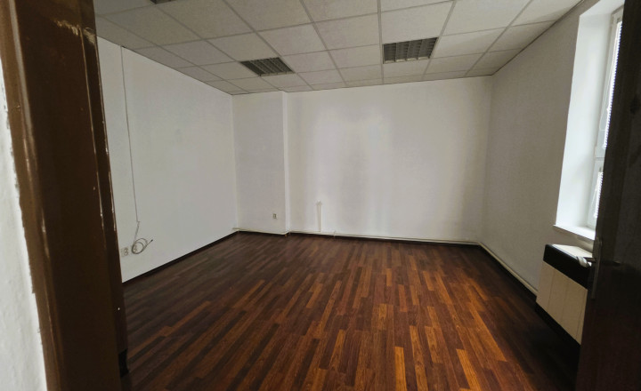 Obchodný priestor na Štefánikovej ulici pri kruháči. - fotografia 1