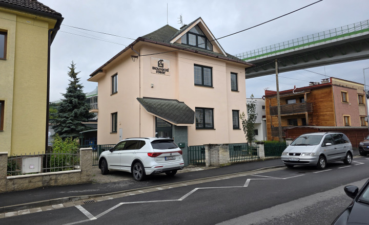 Moderné administratívne priestory v centre mesta. Železničná ulica.