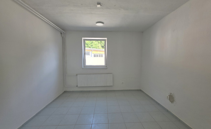 Prenájom výrobnej haly s administratívou – 317 m² - fotografia 1