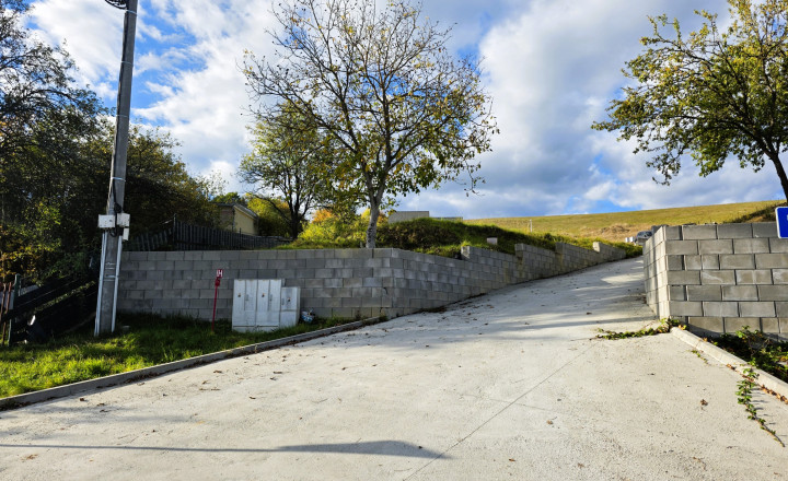 Stavebný pozemok s krásnym výhľadom na Maníny. - fotografia 3