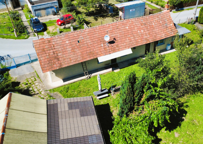 Rezervovane! Starší rodinný dom s krásnym pozemkom v Podvaží.