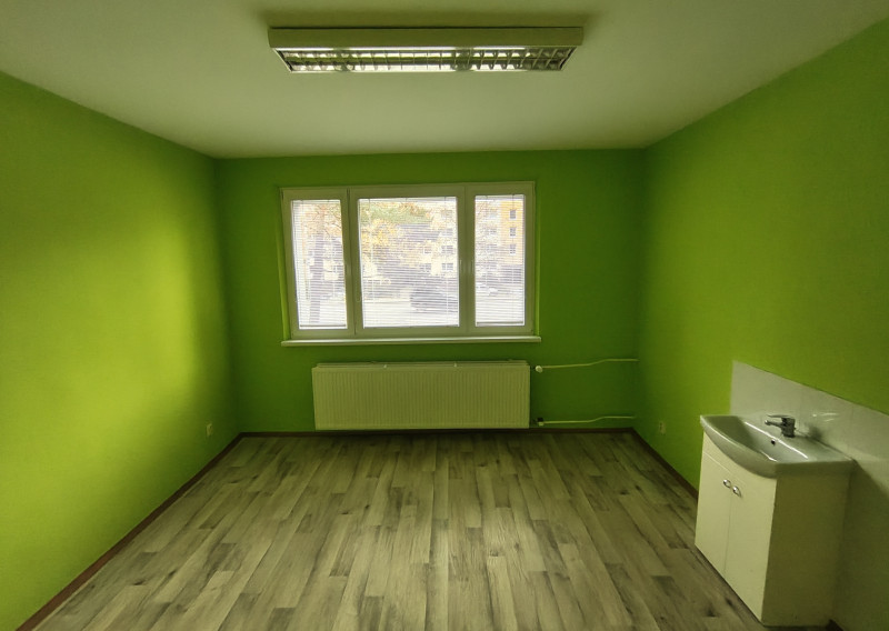 REZERVOVANÝ-Ponúkame na prenájom 3 izbový nebytový priestor na sídlisku Hliny.