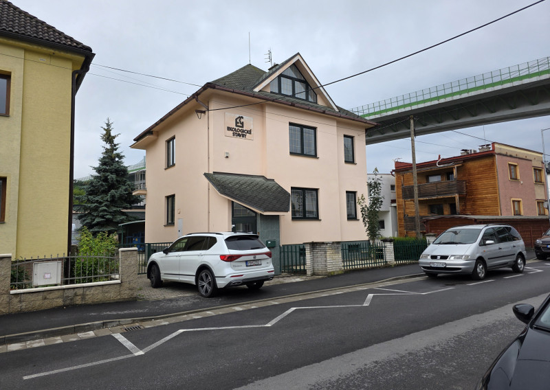 Moderné administratívne priestory v centre mesta. Železničná ulica.